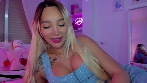 Snapshot of _viioletweekend_ chatting on December 2025 09:32:01 PM online show from December 2025 09:32:01 PM