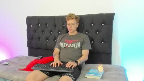 A Sexy Couple online show from October 2025 07:43:01 PM