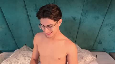 Aaron Ezequiel online show from April 2026 05:03:01 PM