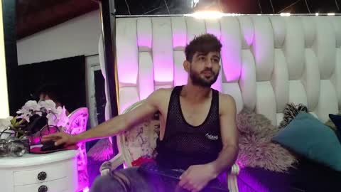 aaron_jones_1 online show from April 2026 09:04:01 PM