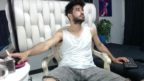 aaron_jones_1 online show from April 2026 03:35:02 AM