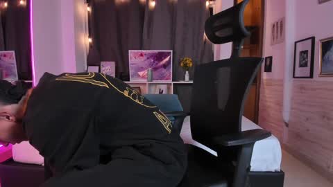 Aaron online show from December 2024 01:28:01 AM