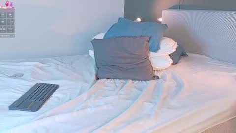 Snapshot of aaronbaker__ chatting on October 2025 08:04:01 PM AARON online show from October 2025 08:04:01 PM