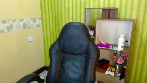 Snapshot of aaronbakers chatting on December 2024 08:02:01 AM im NiallDun online show from December 2024 08:02:01 AM