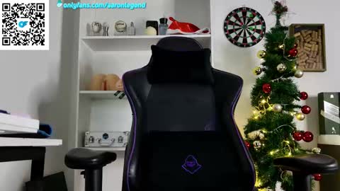 Aaron  online show from December 2025 09:11:01 PM