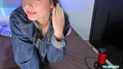 Abby Saenz online show from October 2025 06:38:02 PM