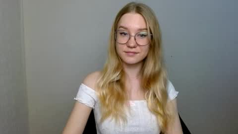 Abby Lovense is active online show from November 2025 03:23:02 PM