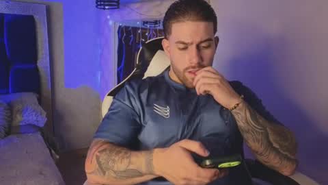 Ades online show from November 2025 07:35:01 PM