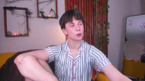 Snapshot of adrianoaubert chatting on October 2025 03:29:02 AM adrianoaubert online show from October 2025 03:29:02 AM