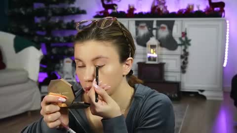 Aelia online show from December 2025 05:59:01 AM