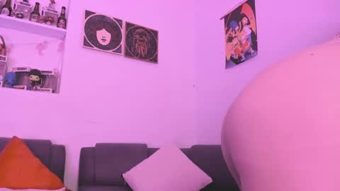 Camila     2 online show from February 2025 10:04:02 PM