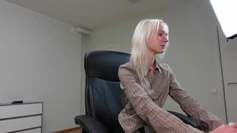 Agelina Lilly Laura online show from November 2025 05:35:01 PM