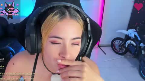 Snapshot of aishelyng20 chatting on October 2025 06:43:01 AM aishelyng20 online show from October 2025 06:43:01 AM