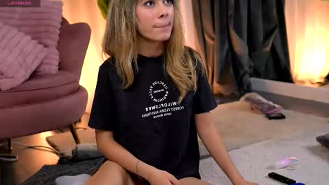 Snapshot of aishleybee chatting on December 2025 07:53:02 PM Aish online show from December 2025 07:53:02 PM