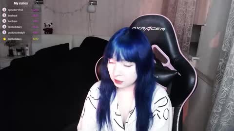 akirahartyx online show from December 2025 03:29:01 PM