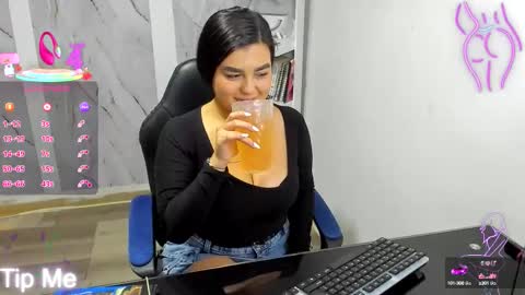 Snapshot of alayasmile chatting on October 2025 01:06:02 AM Alaya online show from October 2025 01:06:02 AM