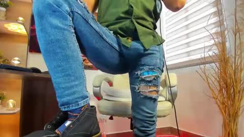 Snapshot of alessandro__wye chatting on February 2025 05:06:01 PM ALESSANDRO WYE online show from February 2025 05:06:01 PM