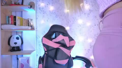 alexaavandercloude online show from July 2026 07:45:01 PM
