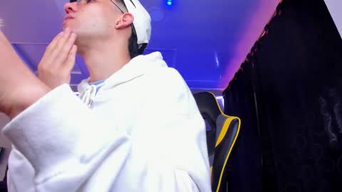 alexgiraldo__ online show from November 2025 12:15:02 PM