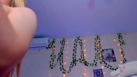 Snapshot of alicecaseyy chatting on December 2024 05:13:01 PM AliceCasey online show from December 2024 05:13:01 PM