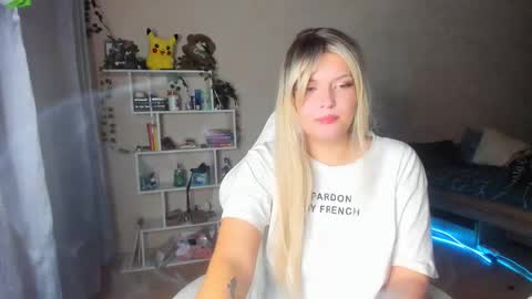 Snapshot of alicecaseyy chatting on October 2025 07:37:01 PM AliceCasey online show from October 2025 07:37:01 PM