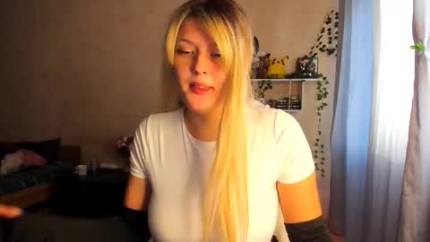 Snapshot of alicecaseyy chatting on October 2025 01:24:02 PM AliceCasey online show from October 2025 01:24:02 PM