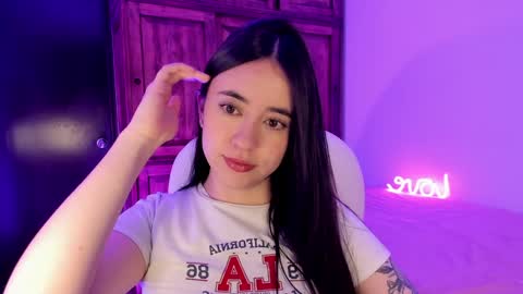 Snapshot of alicee_2 chatting on January 2025 09:14:02 PM Aliceee .. 97YP9VWGZHrefnav wishlist lists 1 online show from January 2025 09:14:02 PM