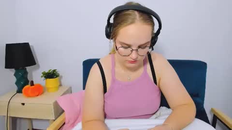 Snapshot of alicesensitive chatting on November 2025 12:04:02 PM alicesensitive online show from November 2025 12:04:02 PM