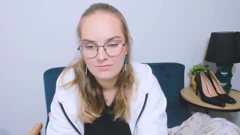 Snapshot of alicesensitive chatting on November 2025 04:29:01 PM alicesensitive online show from November 2025 04:29:01 PM