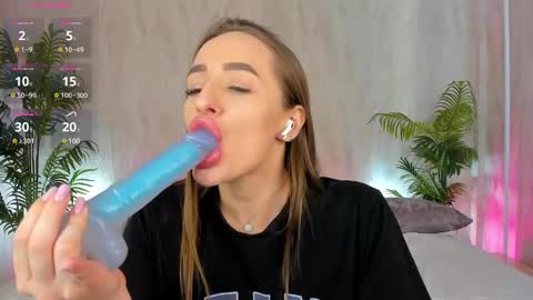 Mia online show from February 2025 05:13:02 AM