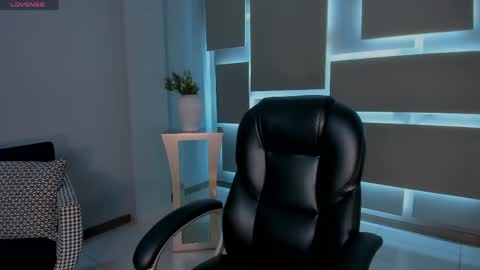 alinakravitz_ online show from May 2026 11:37:01 AM
