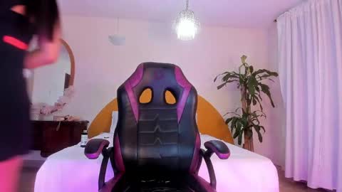 AlinaSimmons online show from April 2026 12:20:01 PM