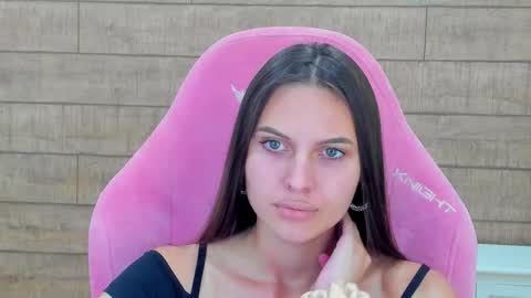 Snapshot of alisaversailles chatting on September 2025 04:21:01 PM AlisaVersailles online show from September 2025 04:21:01 PM