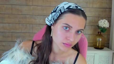 Snapshot of alisaversailles chatting on October 2025 04:41:02 AM AlisaVersailles online show from October 2025 04:41:02 AM