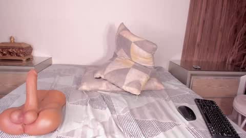 Snapshot of alisoon_moon chatting on February 2025 02:15:02 PM Alison Moon online show from February 2025 02:15:02 PM