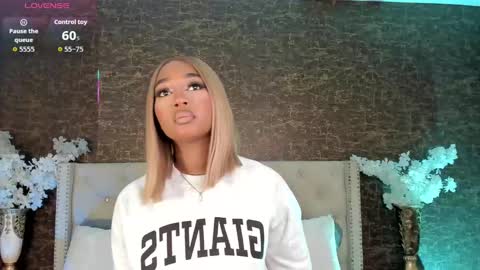 Snapshot of alisoon_moon chatting on September 2025 10:55:02 PM Alison Moon online show from September 2025 10:55:02 PM