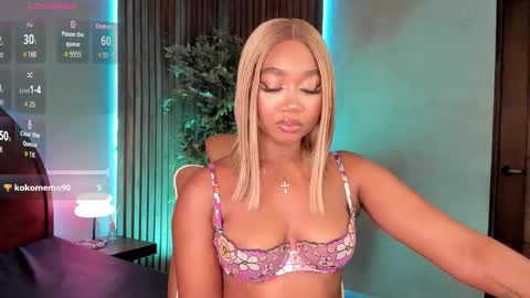 Snapshot of alisoon_moon chatting on November 2025 01:59:02 AM Alison Moon online show from November 2025 01:59:02 AM