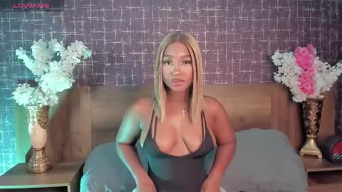 Snapshot of alisoon_moon chatting on November 2025 08:22:01 PM Alison Moon online show from November 2025 08:22:01 PM