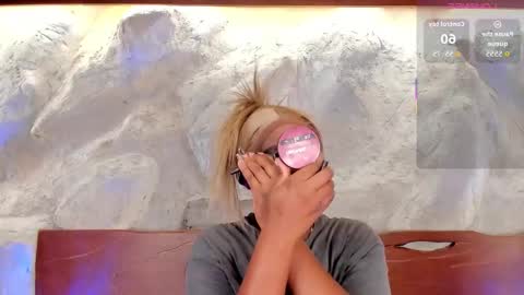 Snapshot of alisoon_moon chatting on December 2025 10:04:02 PM Alison Moon online show from December 2025 10:04:02 PM