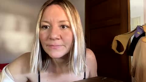 Snapshot of allisonlove2 chatting on April 2026 05:30:01 PM allisonlove2 online show from April 2026 05:30:01 PM