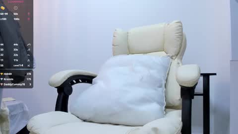 Snapshot of allisonroberts_ chatting on February 2025 02:37:01 AM Alli online show from February 2025 02:37:01 AM