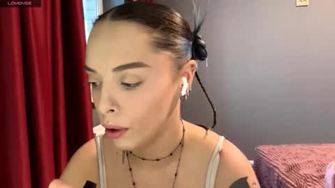 Snapshot of alluring_vibes_69 chatting on December 2025 09:18:01 AM Esme online show from December 2025 09:18:01 AM