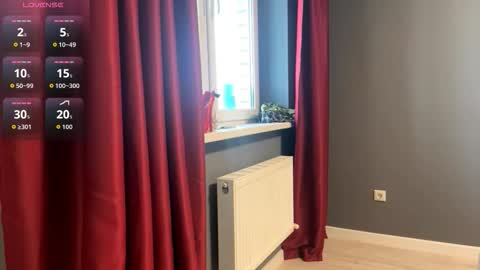 Snapshot of alluring_vibes_69 chatting on December 2025 10:52:02 AM Esme online show from December 2025 10:52:02 AM