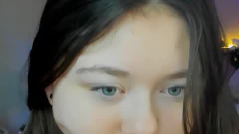 Snapshot of alluringeyess chatting on December 2025 06:19:01 AM alluringeyess online show from December 2025 06:19:01 AM