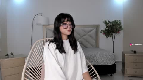 Snapshot of allyson_4 chatting on January 2025 05:55:02 PM Allyson 3 online show from January 2025 05:55:02 PM