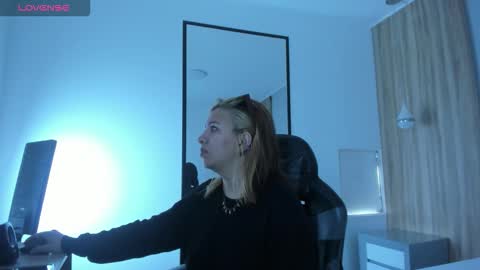 ALMA FENIX  online show from December 2025 12:14:01 PM