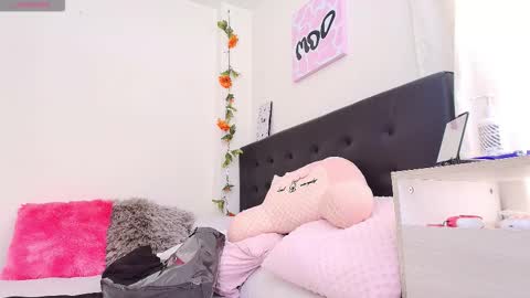 Isabella online show from November 2025 07:14:01 PM