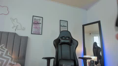 Hi Im AmaiaHelp me reach 100 likes online show from November 2025 07:41:02 PM