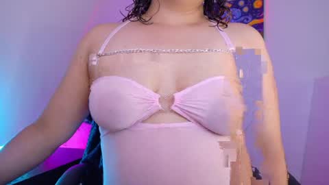 Snapshot of amalia_rosse_ chatting on May 2026 07:55:02 PM Amalia Im Back See you soon this January 7 at 10 pm Colombia time online show from May 2026 07:55:02 PM