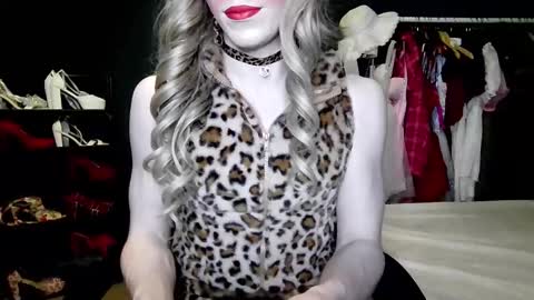 Snapshot of amaliecd chatting on November 2025 04:01:02 PM Amalie online show from November 2025 04:01:02 PM